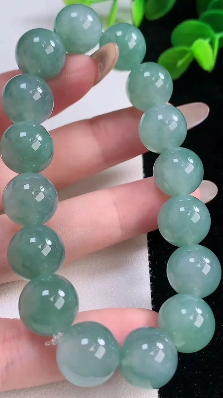 天然A货翡翠圆珠手串，尺寸12.4-16颗，重量:53.89g11月19日
工厂直销收藏佳品,种好水足，色泽均匀，有种有色，上手高大气！