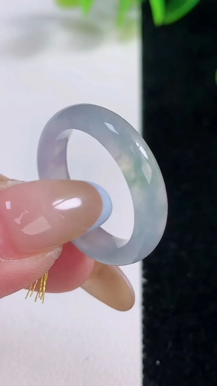 天然A货翡翠冰种飘花指环戒指，尺寸18.7-4.6-2.7，重量:3.44g2025年11月19日
工厂直销收藏佳品,种好水足，色泽均匀，有种有色，上手高大气！