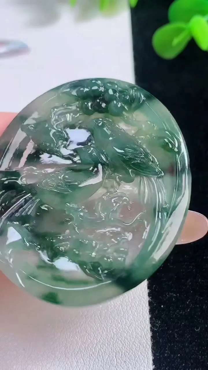 天然A货翡翠冰种飘花鸟语花香吊坠，尺寸49.7-42.4-5，重量:20.80g
11月19日