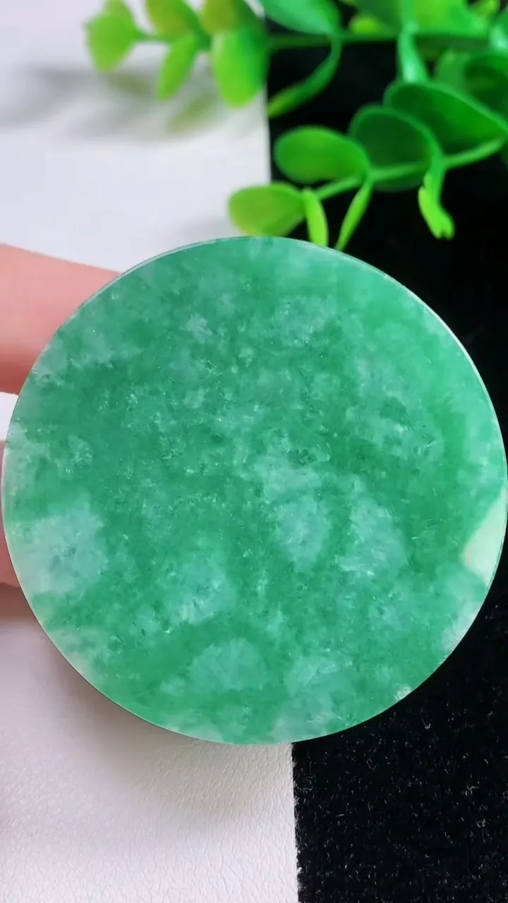 天然A货翡翠无事牌镶嵌件，尺寸52-12.4，重:89.49g
11月19日