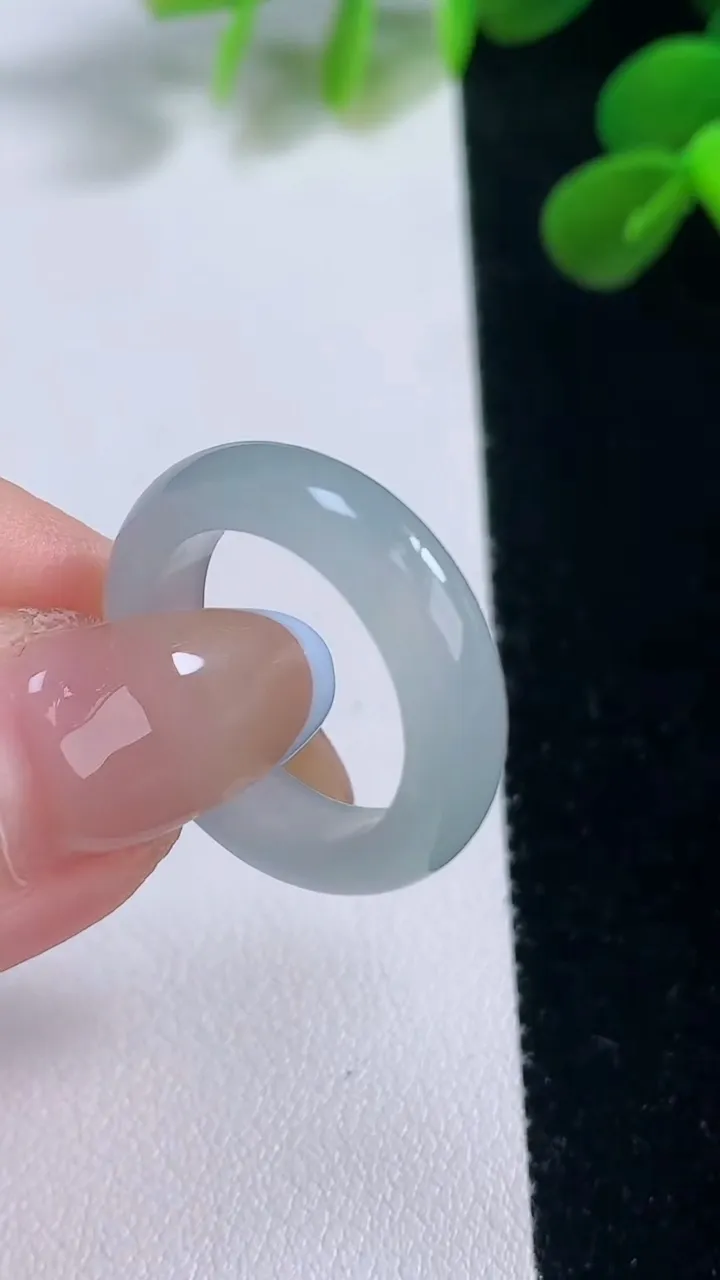 天然A货翡翠指环戒指，尺寸17.3-5.2-3.2，重量:3.58g2025年11月19日
工厂直销收藏佳品,种好水足，色泽均匀，有种有色，上手高大气！