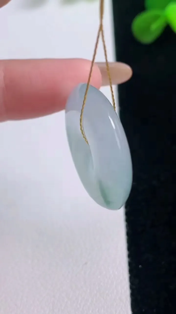 天然A货翡翠冰种飘花平安扣吊坠，尺寸25.2-6.3，重量:8.38g
11月19日