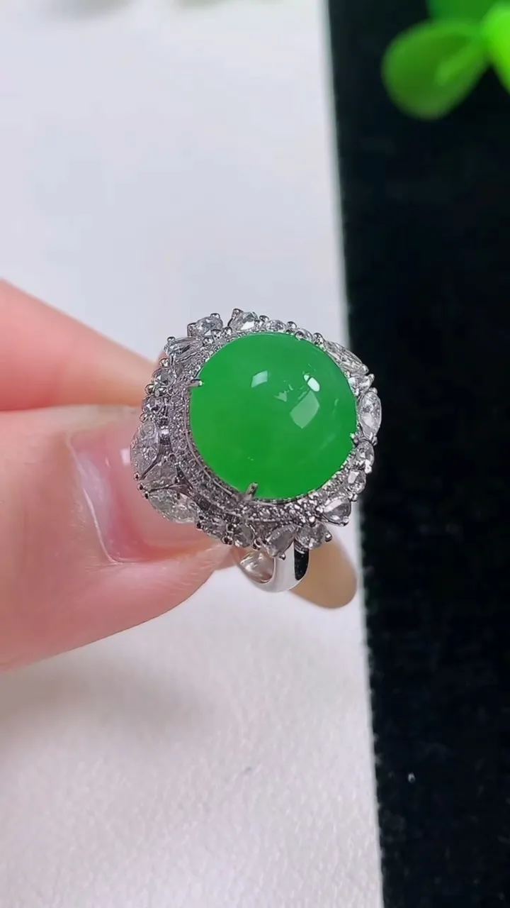 天然A货翡翠蛋面戒指，尺寸18-10.3-10.7，重量:4.45g2025年11月19日
工厂直销收藏佳品,种好水足，色泽均匀，有种有色，上手高大气！