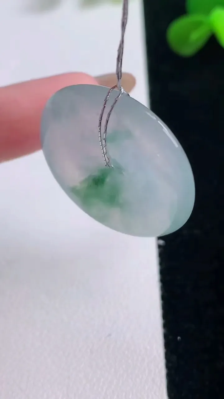 天然A货翡翠种飘花平安扣吊坠，尺寸28.3-5.7，重量:9.38g
11月19日