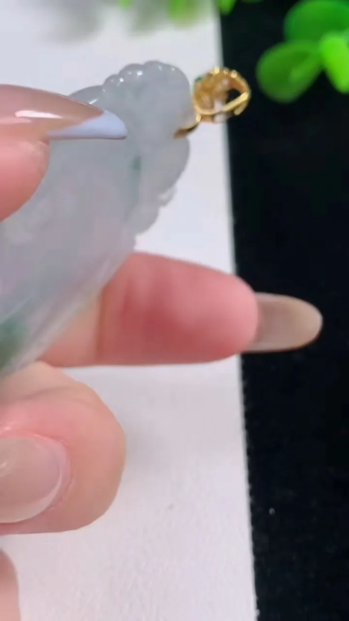 天然A货翡翠种飘花如意吊坠，尺寸60.6-36.5-5.3，重量:25.05g
11月19日