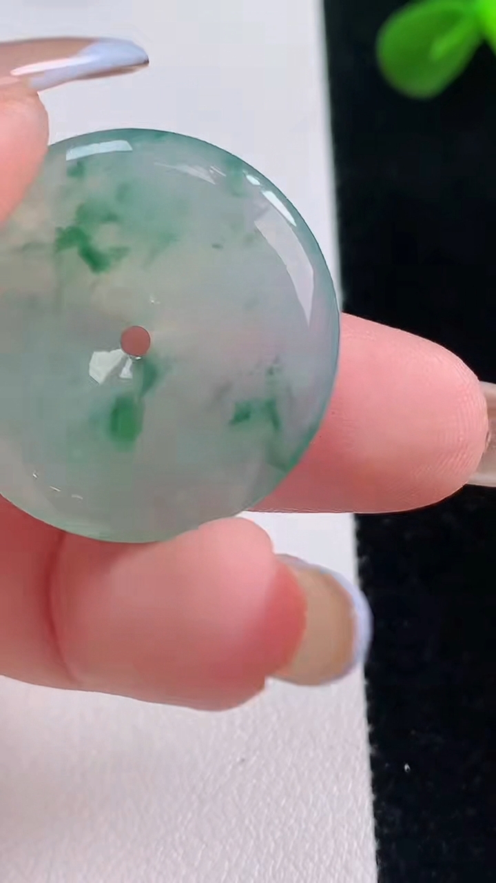 天然A货翡翠冰种飘花平安扣吊坠，尺寸27.2-4.6，重量:7.41g
11月19日