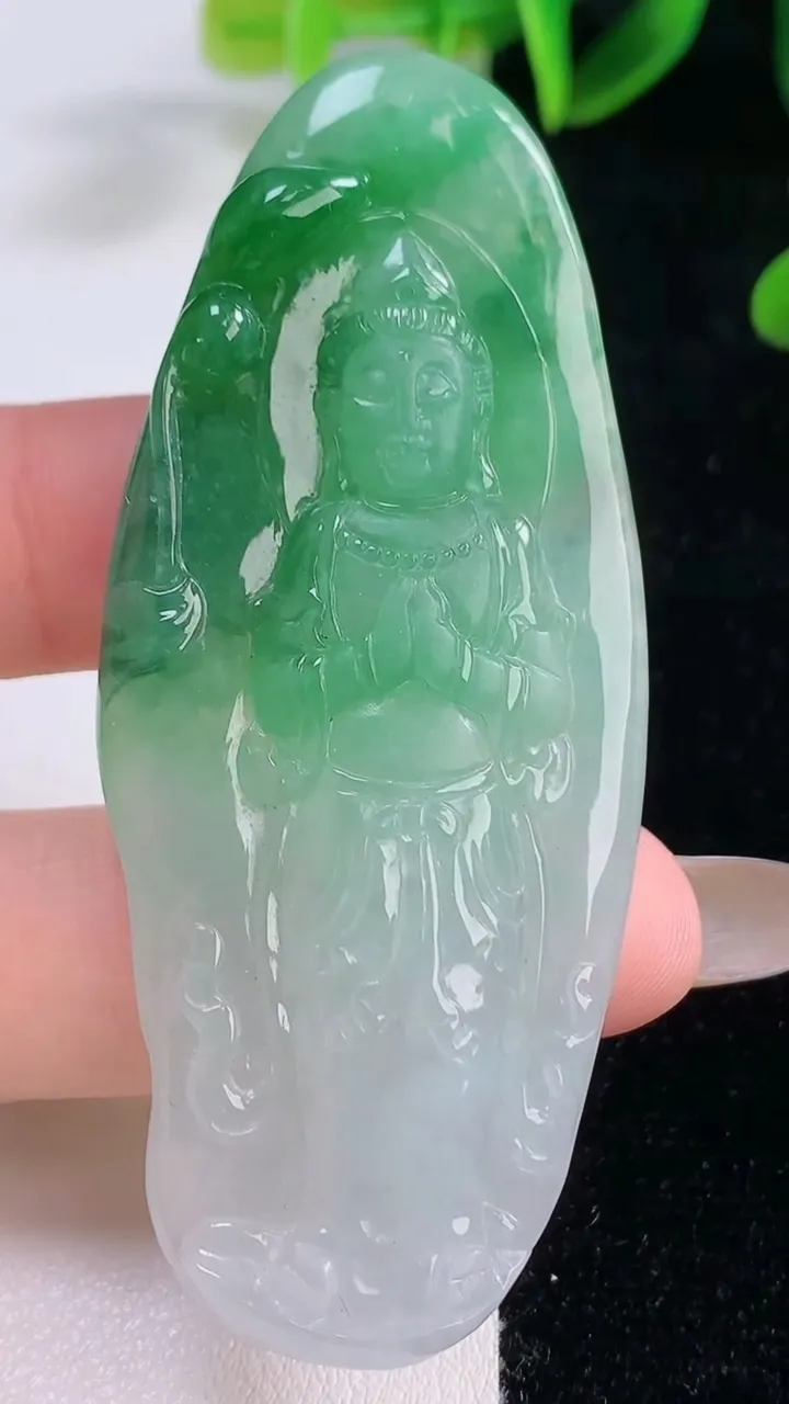 天然A货翡翠观音菩萨吊坠，尺寸70-29.2-7，重量:25.60g
11月19日