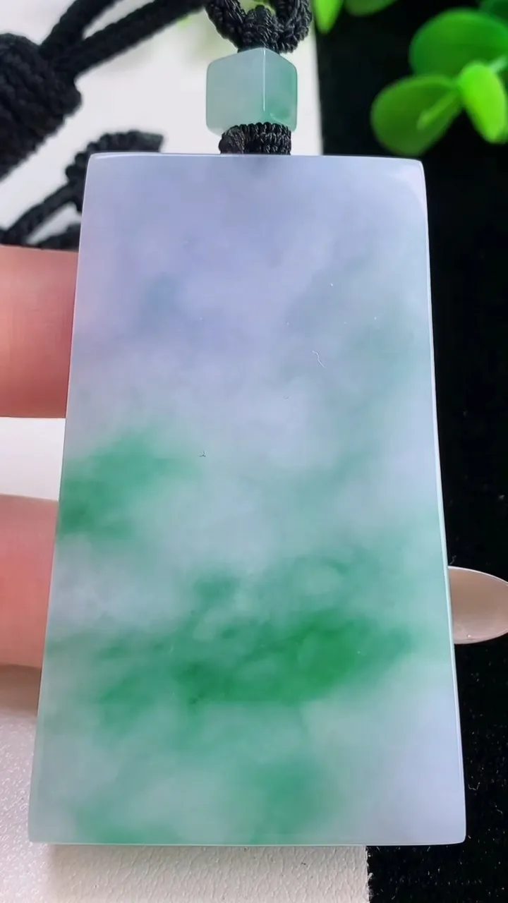 天然A货翡翠春带彩紫罗兰无事牌吊坠，尺寸60.7-35.8-5.9，重量:45.63g
11月19日