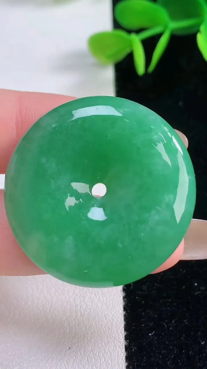 天然A货翡翠平安扣吊坠，尺寸32.7-7.5，重:16.80g
11月19日