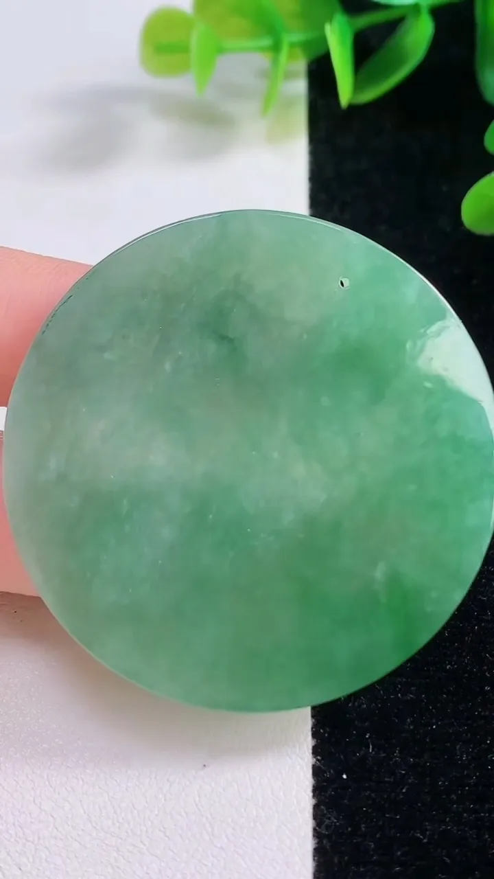 天然A货翡翠山水牌吊坠，尺寸49.4-3.5，重量:21.80g
11月19日