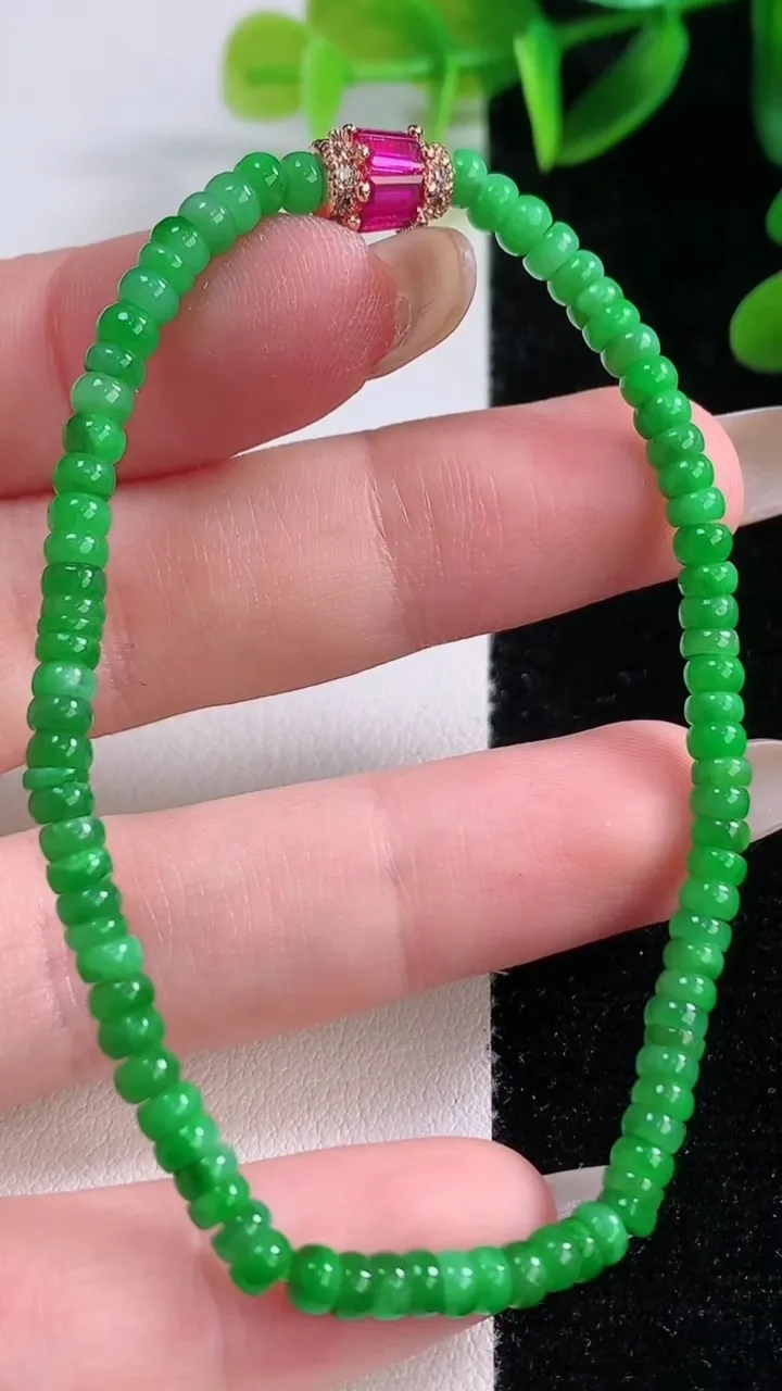 天然A货翡翠算盘珠手串，尺寸3.4-2-84颗，重量:6.72g11月19日
工厂直销收藏佳品,种好水足，色泽均匀，有种有色，上手高大气！