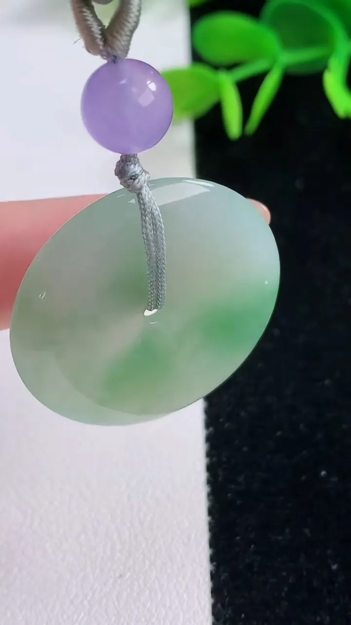 天然A货翡翠平安扣吊坠，尺寸29.8-4.5，重:7.97g
11月19日