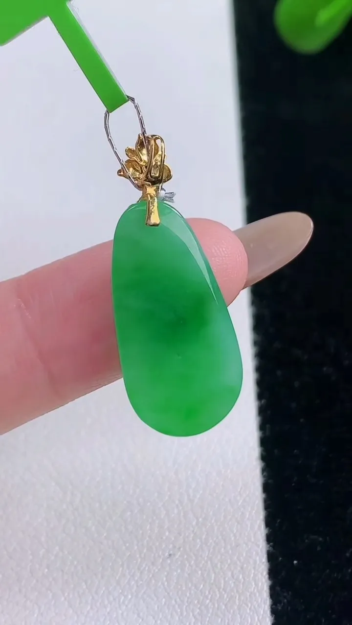天然A货翡翠福瓜吊坠，尺寸21.5-11-2.7，重量:1.90g
11月19日