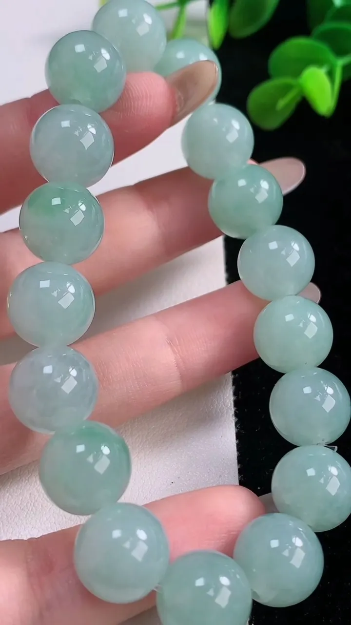 天然A货翡翠圆珠手串，尺寸12.3-17颗，重量:53.13g11月19日
工厂直销收藏佳品,种好水足，色泽均匀，有种有色，上手高大气！