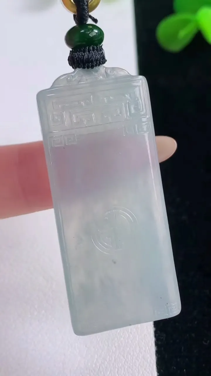 天然A货翡翠仿古无事牌吊坠，尺寸46.2-20-5，重量:18.55g
11月19日