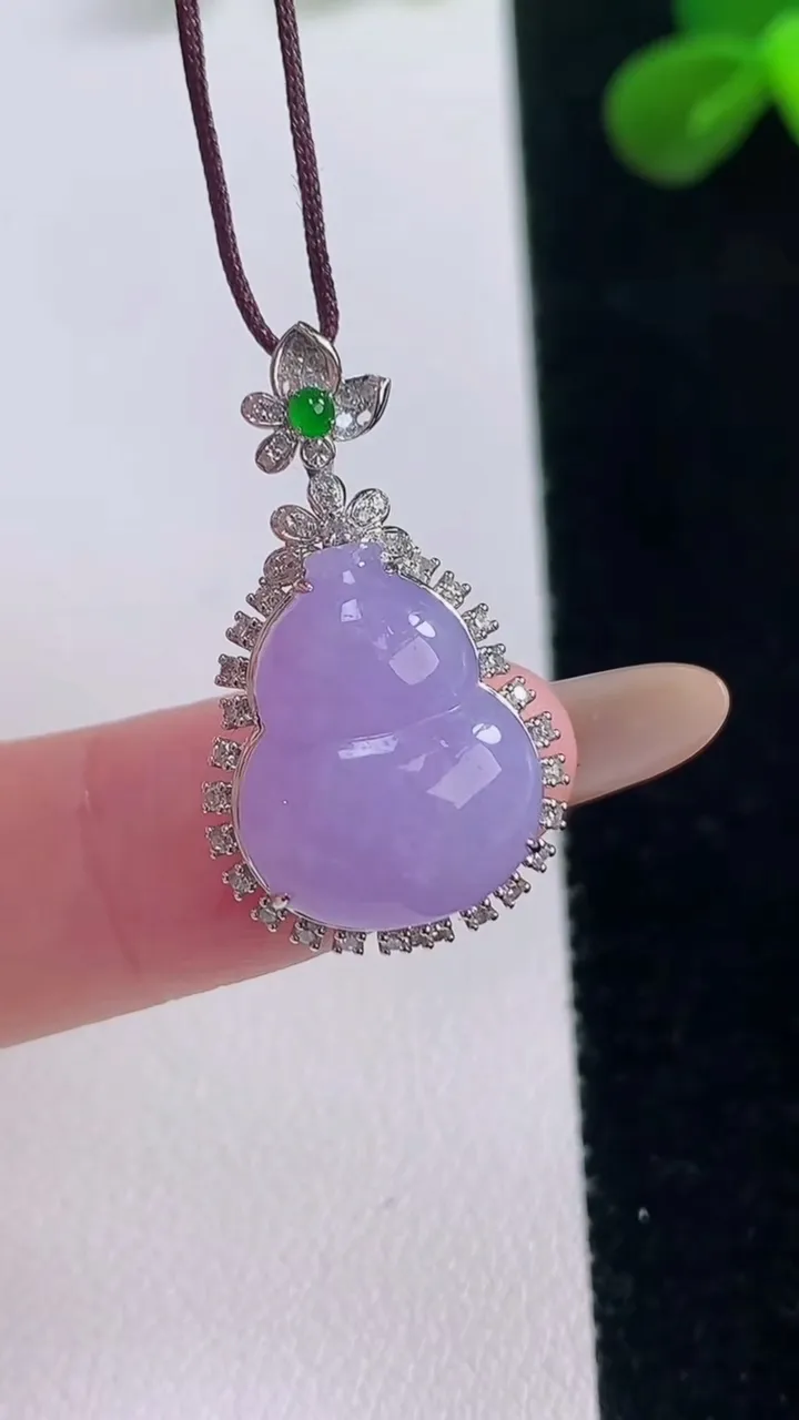 天然A货翡翠18K金紫罗兰葫芦吊坠，尺寸27.2-15.8-8.3
11月19日