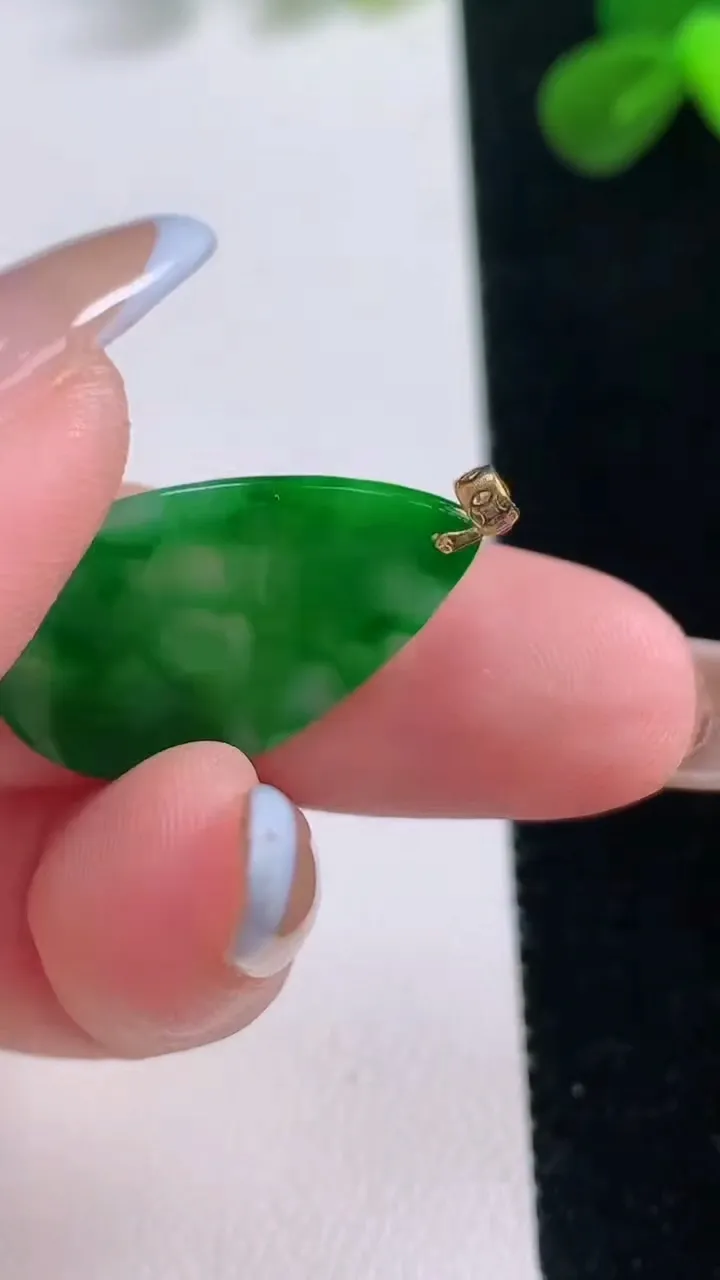 天然A货翡翠水滴吊坠，尺寸24.6-15.4-1.6，重量:1.57g
11月19日