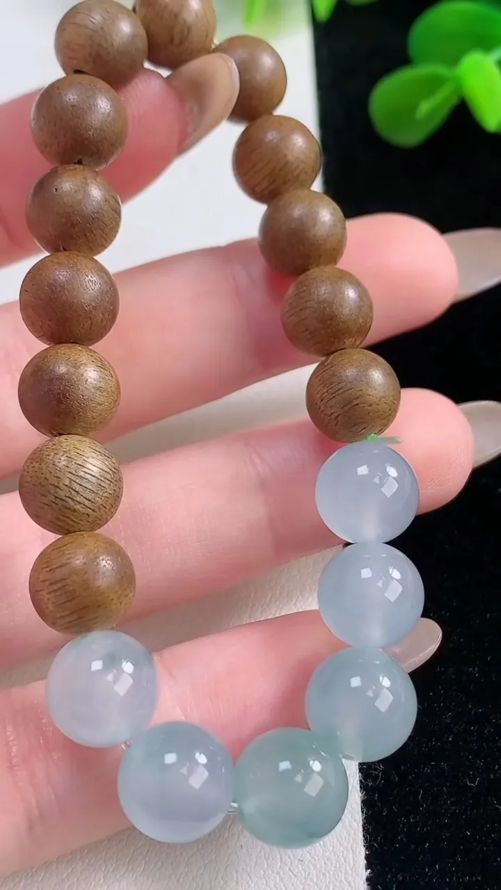 天然A货翡翠种飘花圆珠手串，尺寸9.6，重量:12.00g11月19日
工厂直销收藏佳品,种好水足，色泽均匀，有种有色，上手高大气！