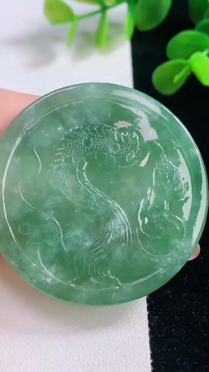 天然A货翡翠龙牌吊坠，尺寸51.9-8.9，重量:38.08g
11月19日