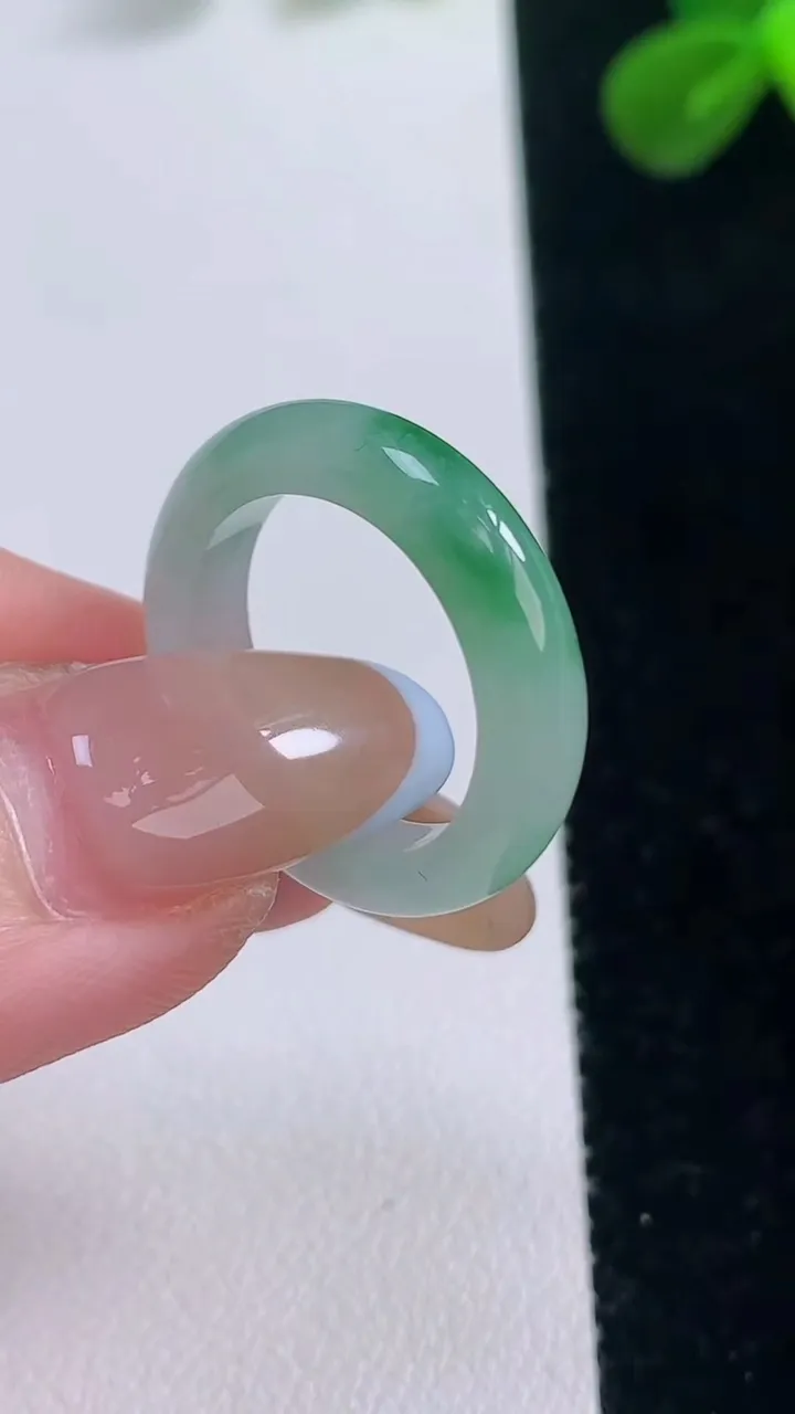 天然A货翡翠指环戒指，尺寸16.4-4.9-3.1，重量:2.93g2025年11月19日
工厂直销收藏佳品,种好水足，色泽均匀，有种有色，上手高大气！