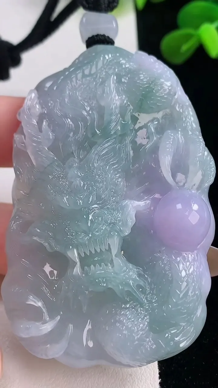 天然A货翡翠紫罗兰龙牌吊坠，尺寸55.6-42.2-12.4，重量:70.13g
11月19日