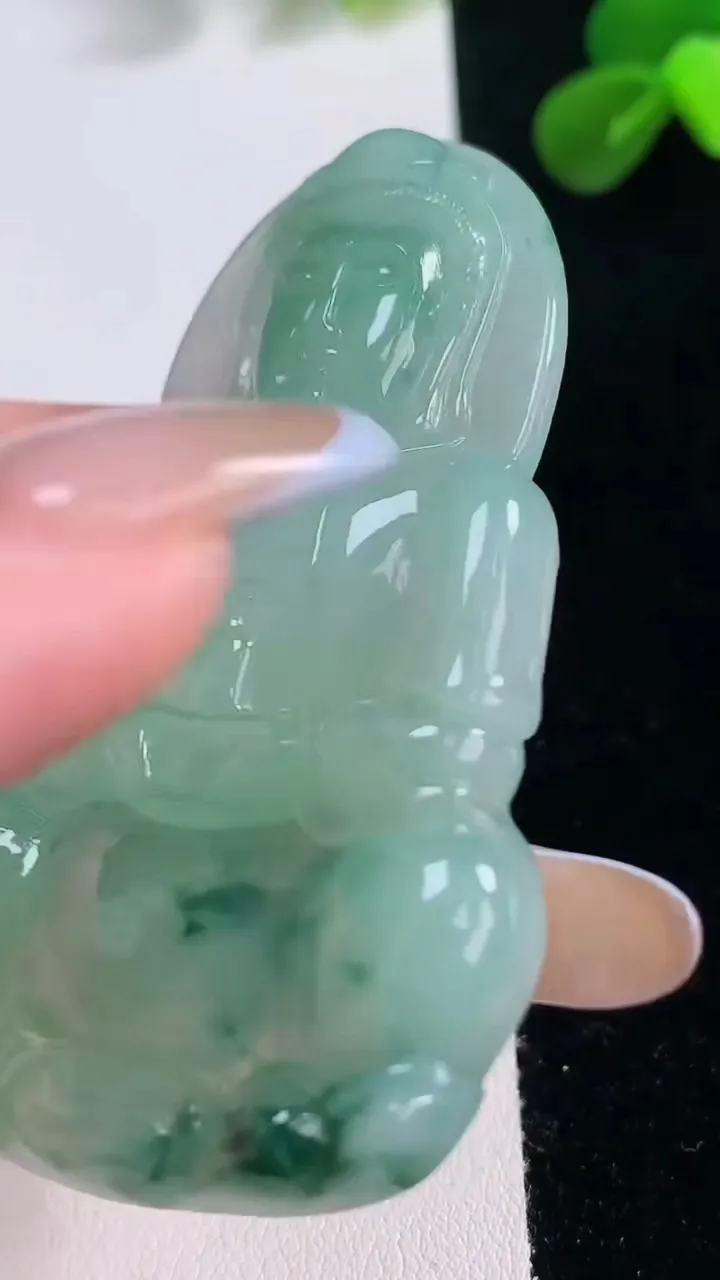 天然A货翡翠观音菩萨吊坠，尺寸62.8-38.2-6，重量:24.62g
11月19日