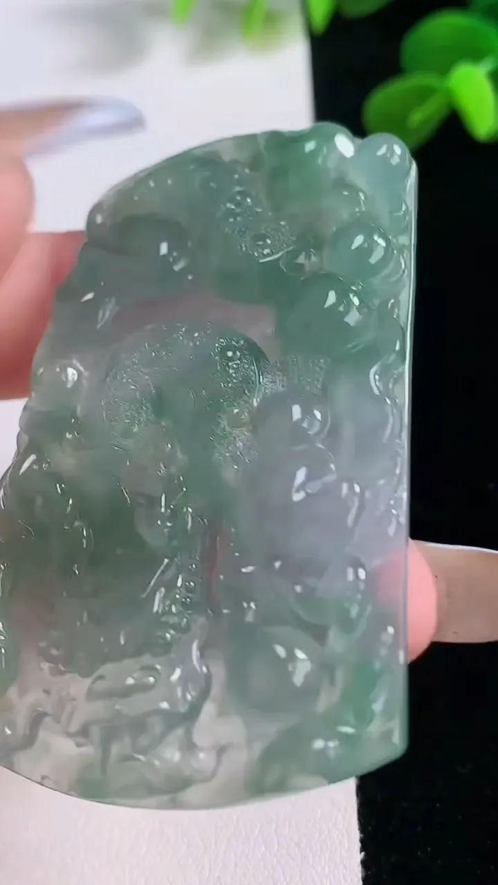 天然A货翡翠龙牌吊坠，尺寸61.6-38.7-5.3，重量:26.07g
11月19日