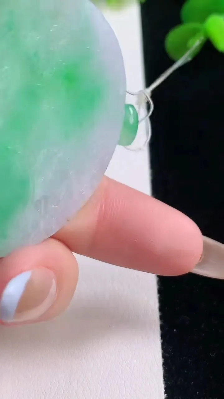 天然A货翡翠山水牌吊坠，尺寸51.5-42.5-4.8，重量:24.23g
11月19日