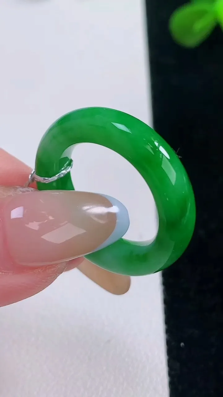 天然A货翡翠指环戒指，尺寸17.5-5-4，重量:4.92g2025年11月19日
工厂直销收藏佳品