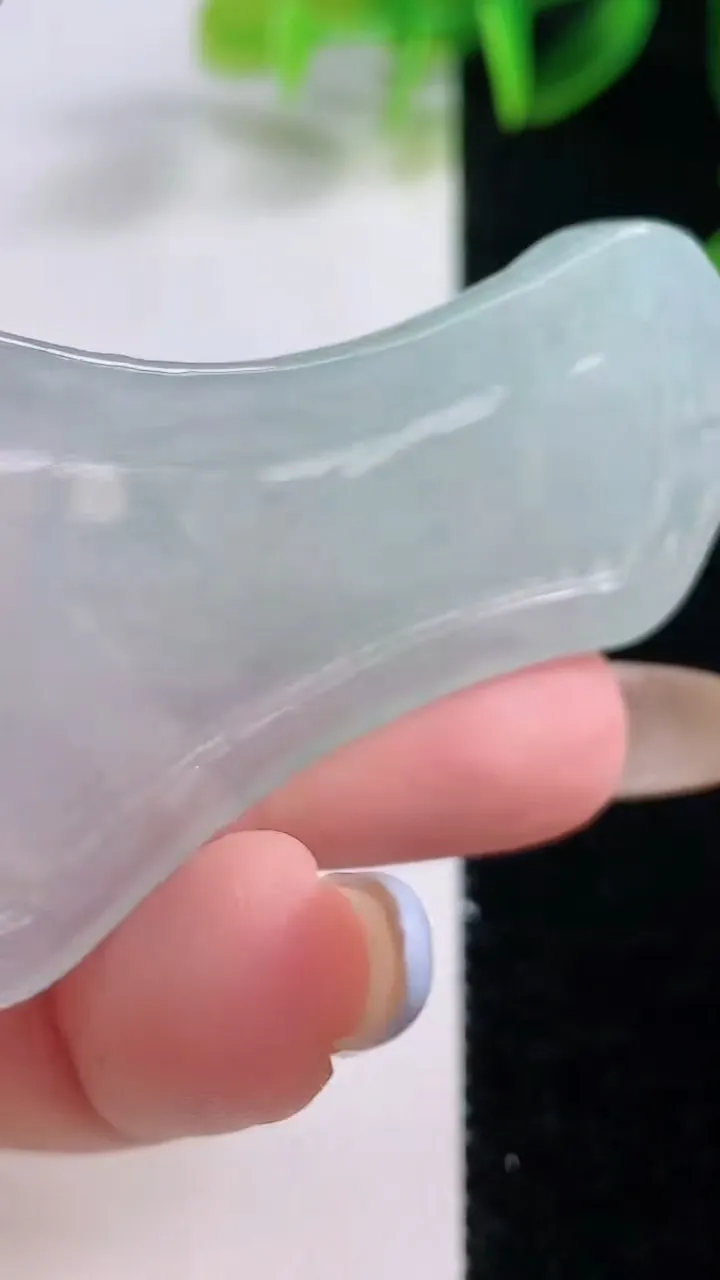 天然A货翡翠观音菩萨吊坠，尺寸55.7-32.6-4.9，重量:16.75g
11月19日