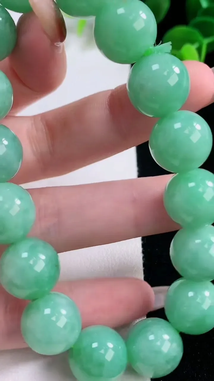 天然A货翡翠圆珠手串，尺寸13-16颗，重量:63.20g11月19日
工厂直销收藏佳品,种好水足，色泽均匀，有种有色，上手高大气！