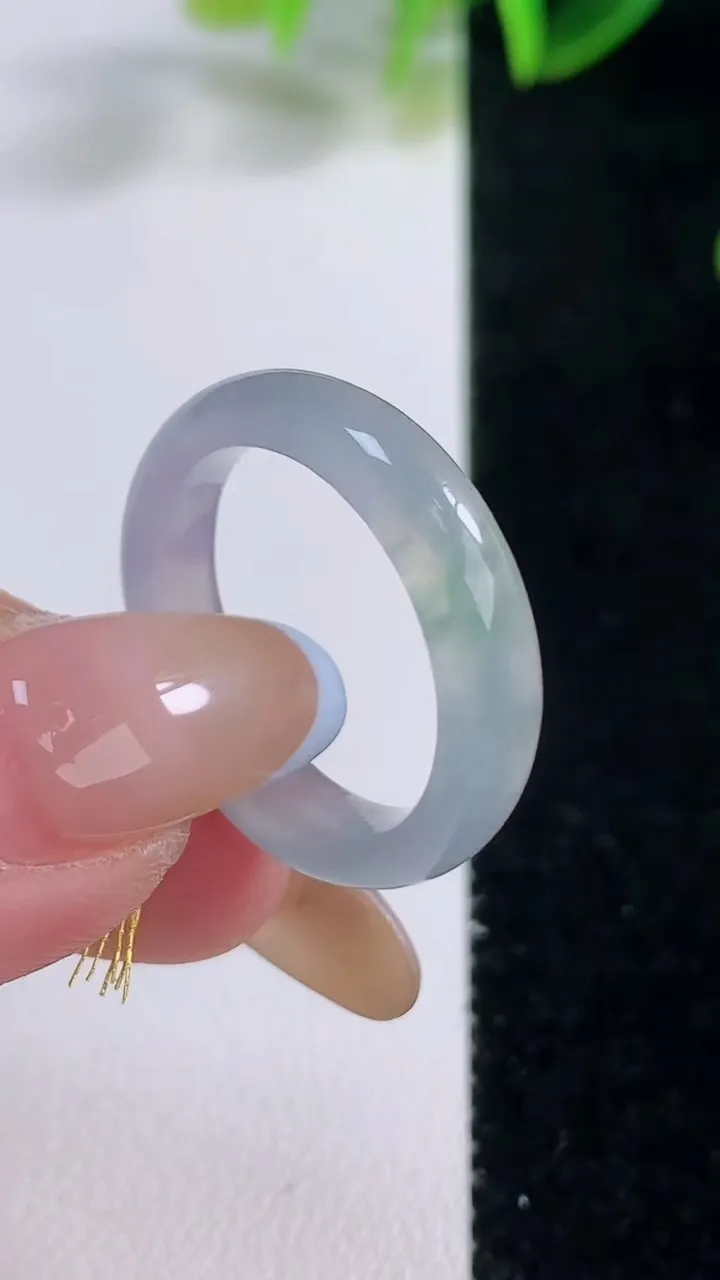 天然A货翡翠冰种飘花指环戒指，尺寸18.7-4.6-2.7，重量:3.44g2025年11月19日
工厂直销收藏佳品,种好水足，色泽均匀，有种有色，上手高大气！