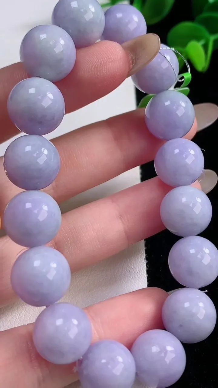 天然A货翡翠紫罗兰圆珠手串，尺寸12.2-16颗，重量:50.47g11月19日
工厂直销收藏佳品,种好水足，色泽均匀，有种有色，上手高大气！