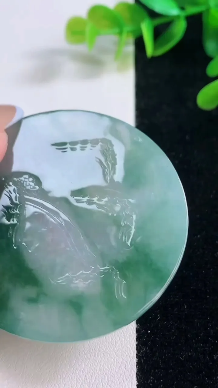 天然A货翡翠牌吊坠，尺寸55.7-4.3，重量:33.07g
11月19日