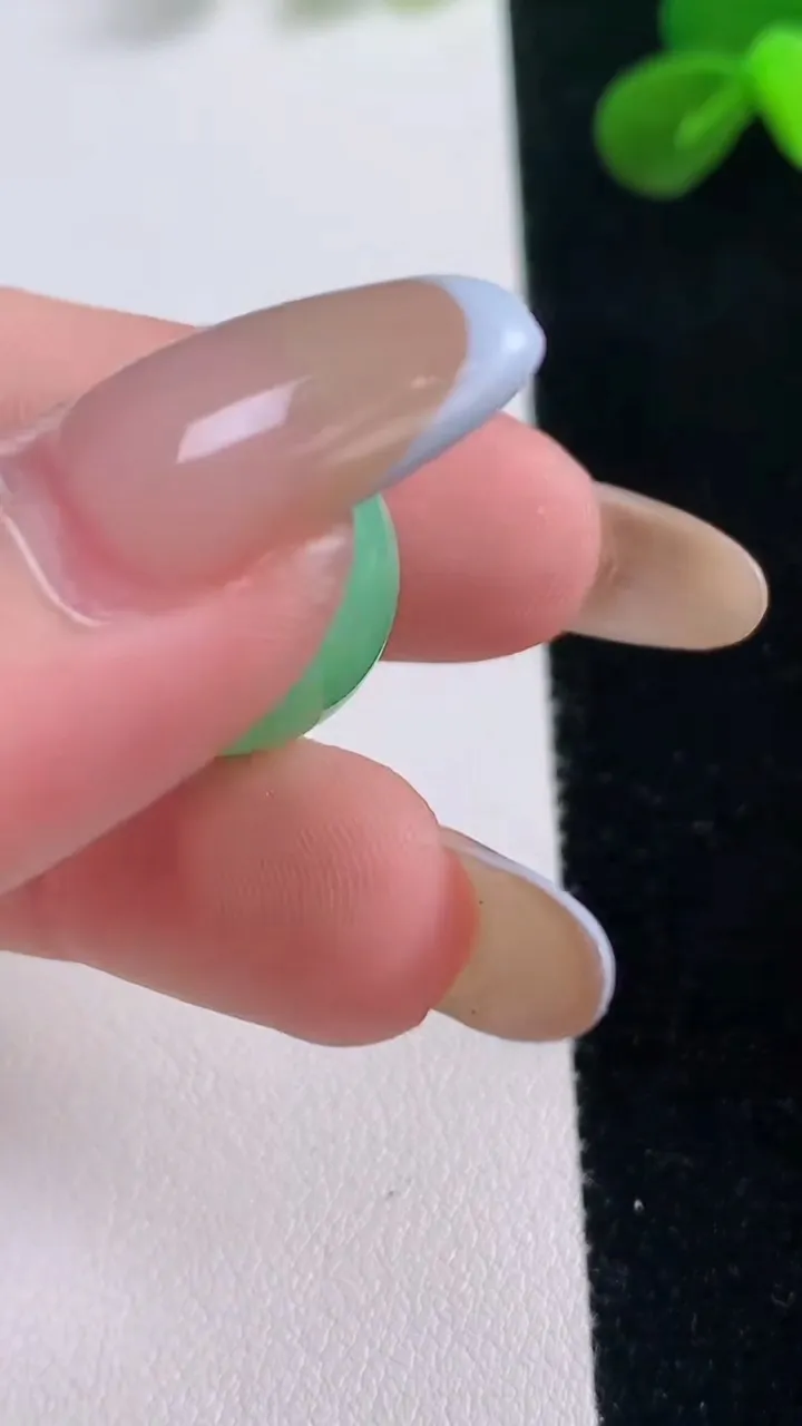 天然A货翡翠圆珠镶嵌件，尺寸16.7，重量:8.34g
11月19日