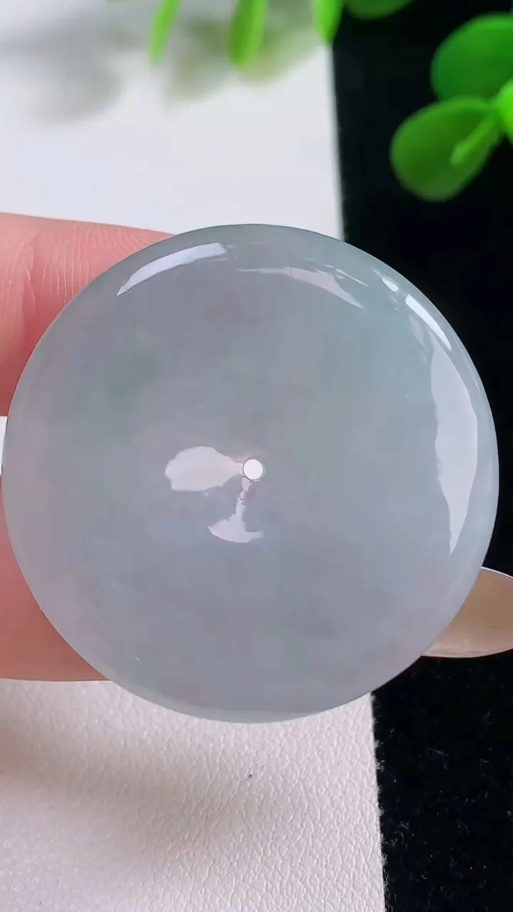 天然A货翡翠平安扣吊坠，尺寸36-5.5，重量:16.60g
11月19日