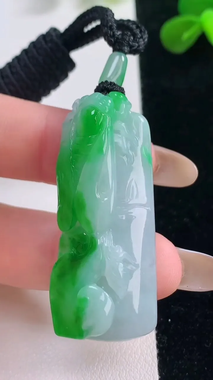 天然A货翡翠节节高升 竹节吊坠，尺寸44-17.5-11.5，重量:20.89g
11月19日