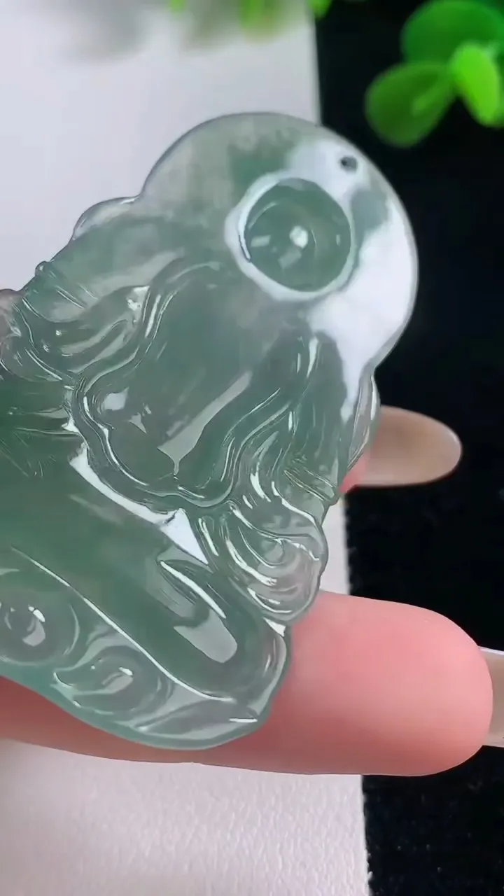 天然A货翡翠度母观音吊坠，尺寸58-38-5.6，重量:20.72g
11月19日