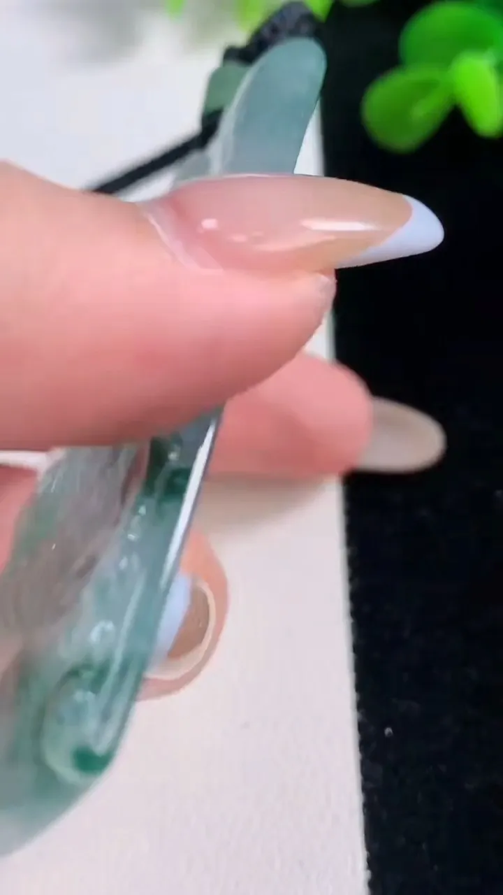 天然A货翡翠冰种飘花大日如来吊坠，尺寸66.3-42.8-5，重量:41.39g
11月19日