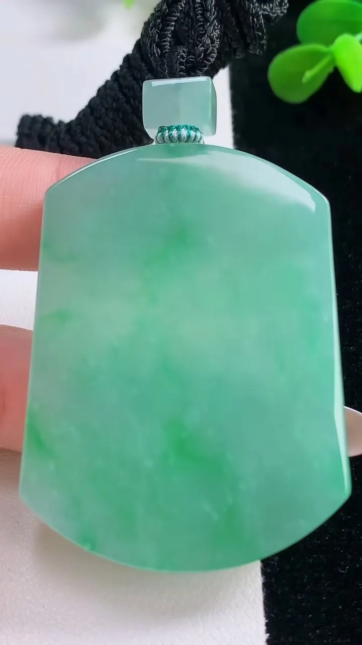 天然A货翡翠无事牌吊坠，尺寸53-40.2-5.7，重量:40.69g
11月19日