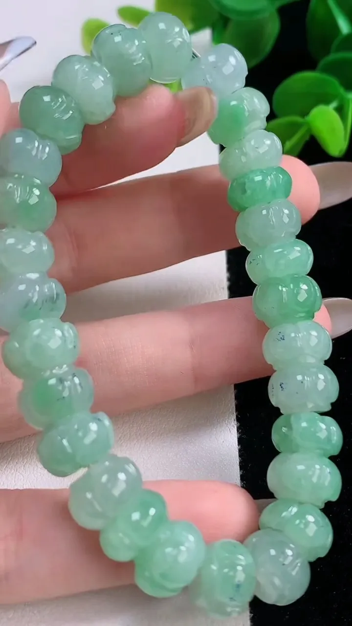 天然A货翡翠莲花手串，尺寸10-6.3-28颗，重量:37.00g11月19日
工厂直销收藏佳品,种