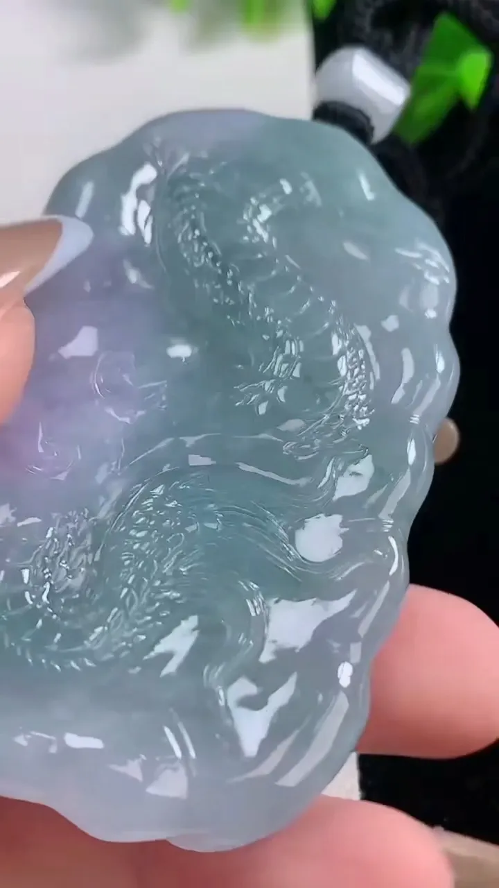 天然A货翡翠紫罗兰龙牌吊坠，尺寸55.6-42.2-12.4，重量:70.13g
11月19日