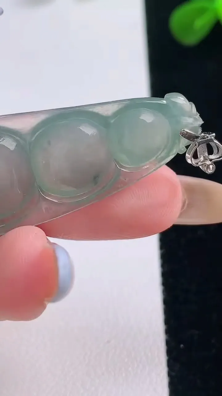 天然A货翡翠福豆吊坠，尺寸41-17.5-6，重量:7.06g
11月19日