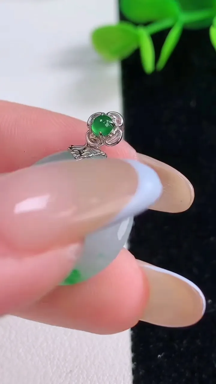 天然A货翡翠平安扣吊坠，尺寸19.5-3.8，重:3.67g
11月19日