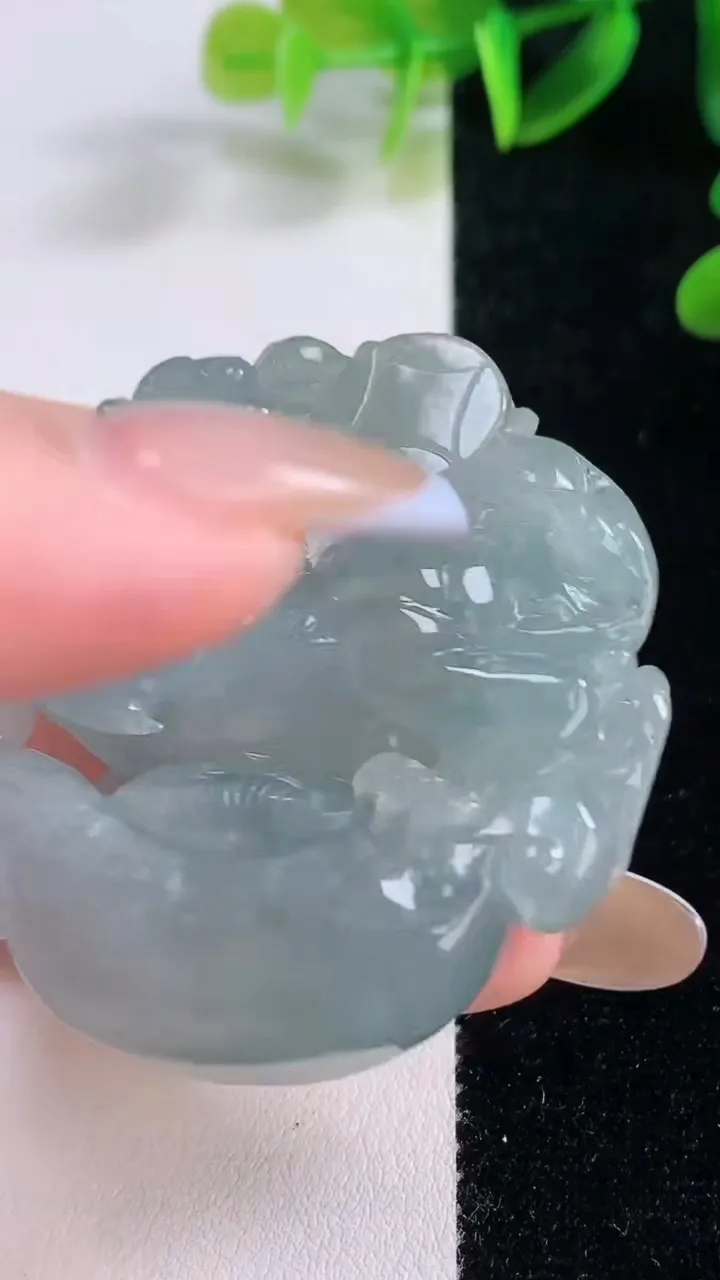 天然A货翡翠麒麟吊坠，尺寸48.8-46.5-11，重量:45.48g
11月19日