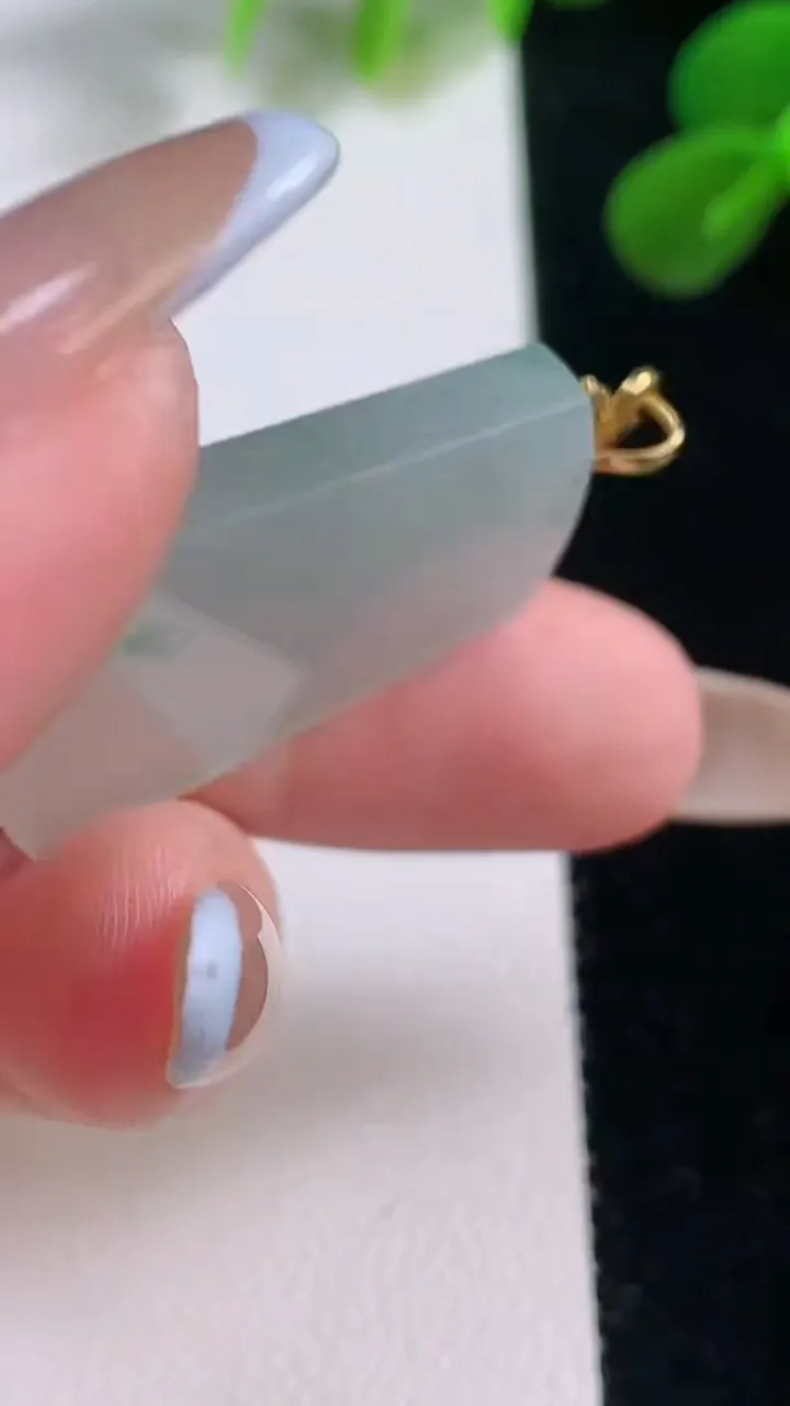 天然A货翡翠种飘花无事牌吊坠，尺寸29.6-23-4.6，重量:8.48g
11月19日