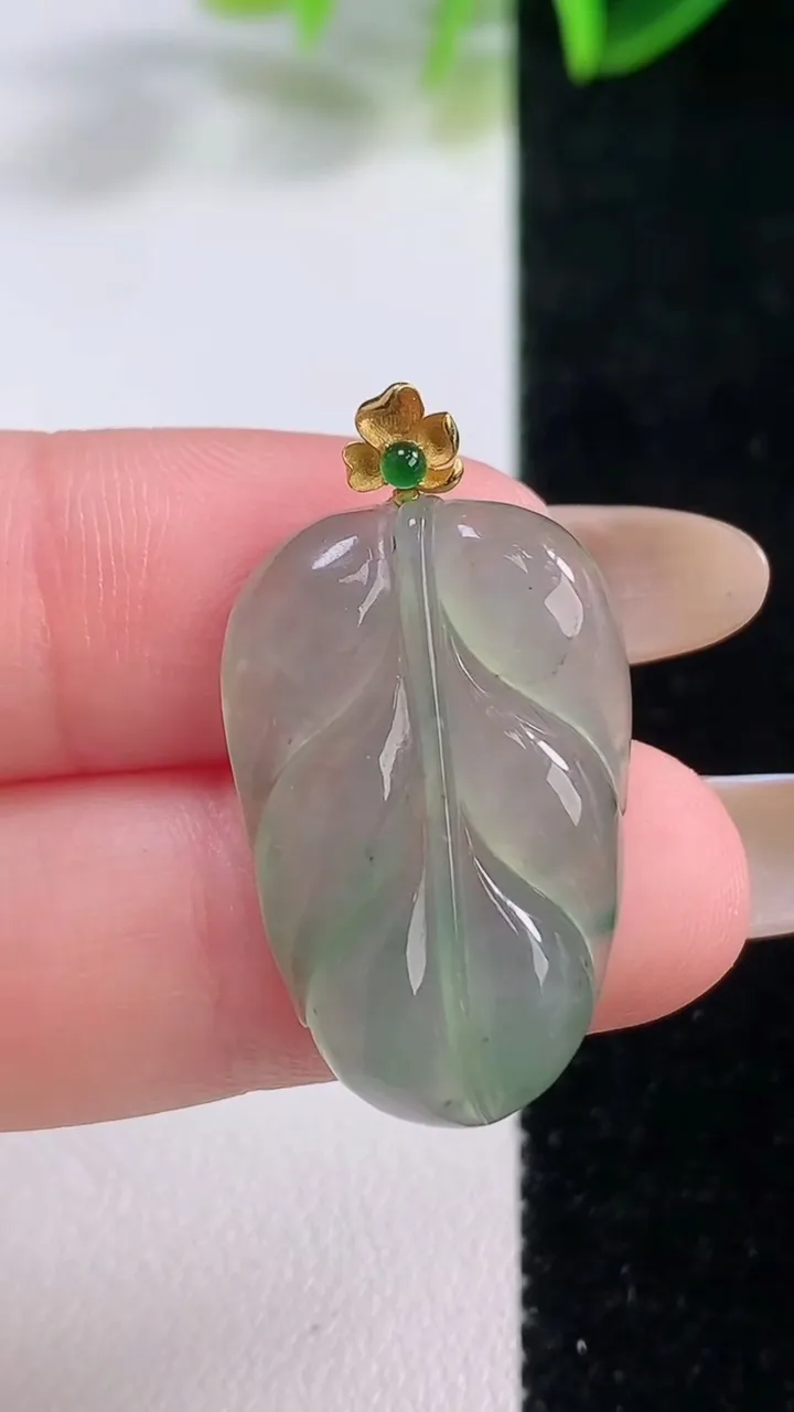 天然A货翡翠金枝玉叶 叶子吊坠，尺寸26.3-17-4.4，重量:3.86g
11月19日