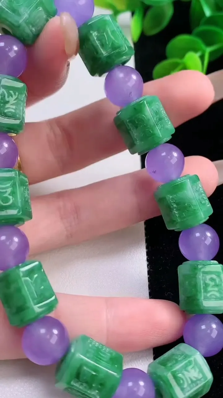 天然A货翡翠金枝玉叶 叶子吊坠，尺寸59.6-30.4-13，裸石42.6-26.2重量:17.48