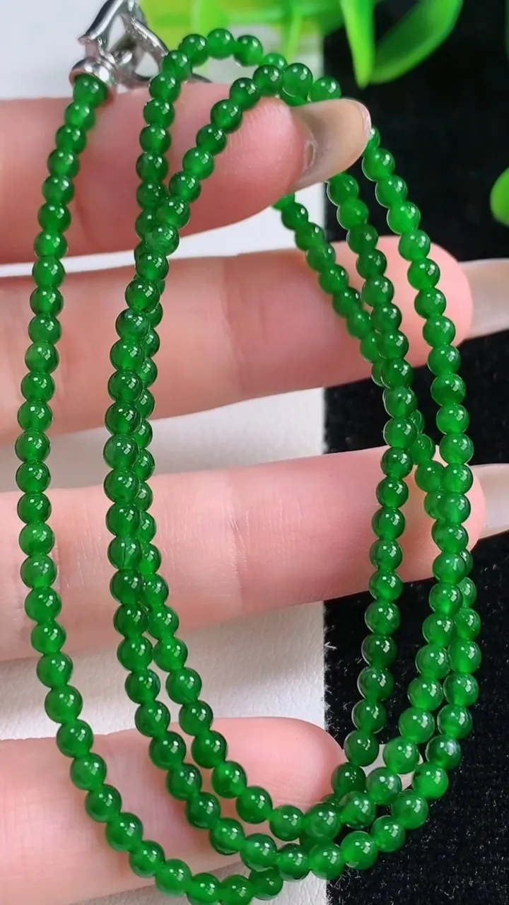 天然A货翡翠小米珠项链，尺寸2.9-175颗，重量:9.39g11月19日
工厂直销收藏佳品,种好水足，色泽均匀，有种有色，上手高大气！
