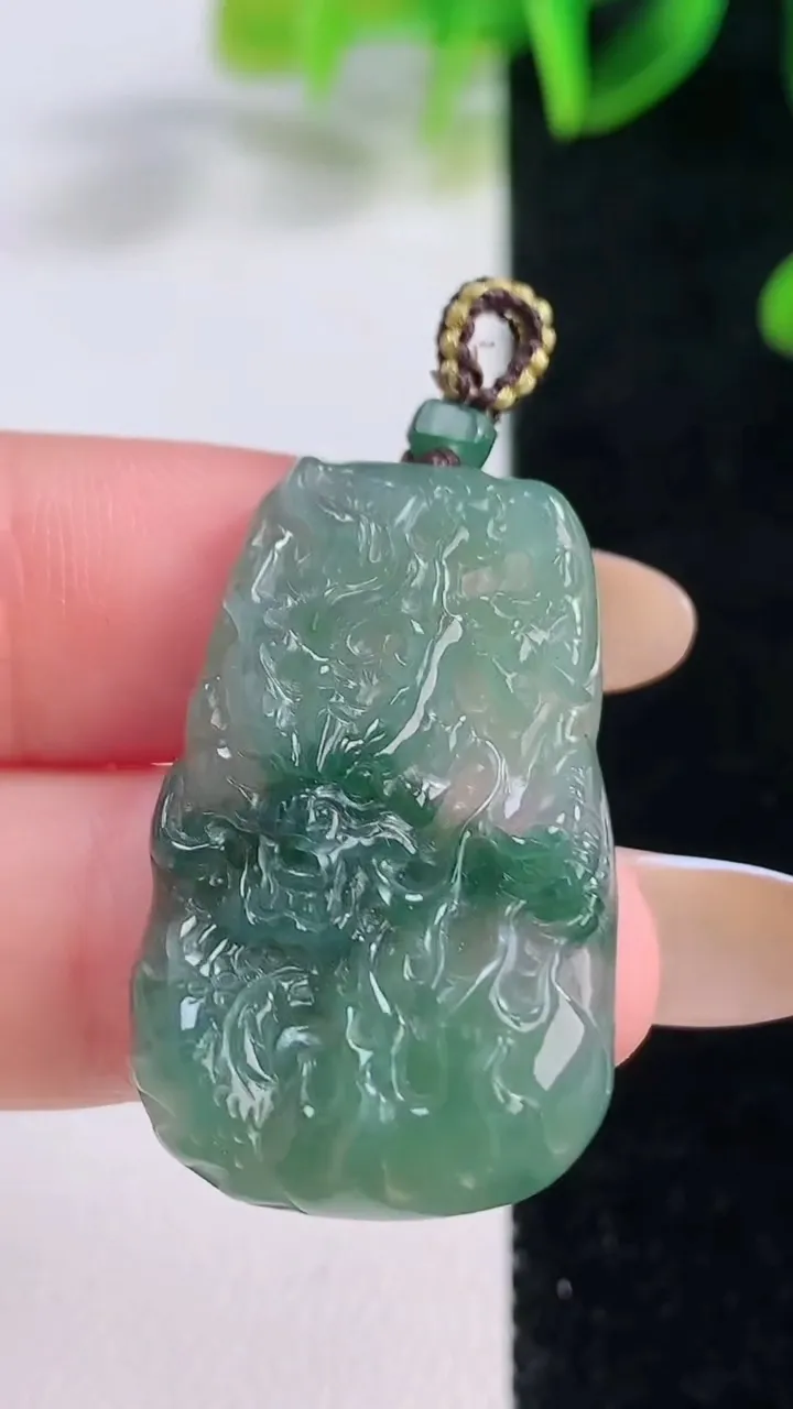 天然A货翡翠龙牌吊坠，尺寸32.2-19.8-5，重量:6.77g
11月19日